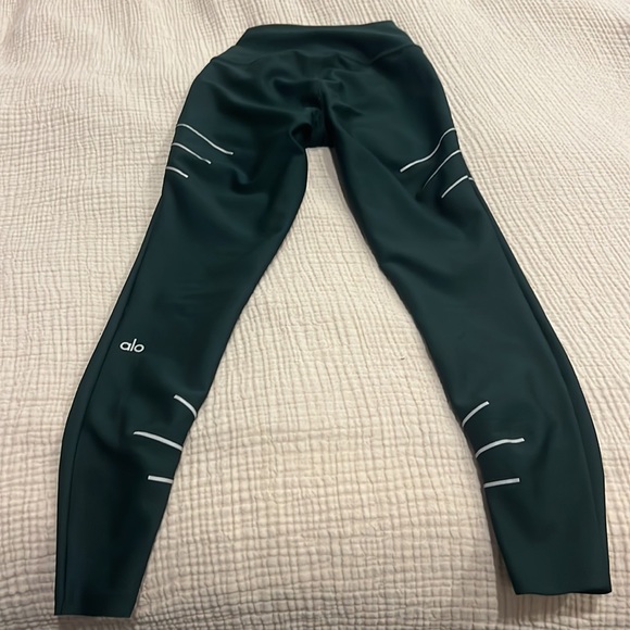 Alo Sequence Reflective Legging in Forest Green - Picture 4 of 6